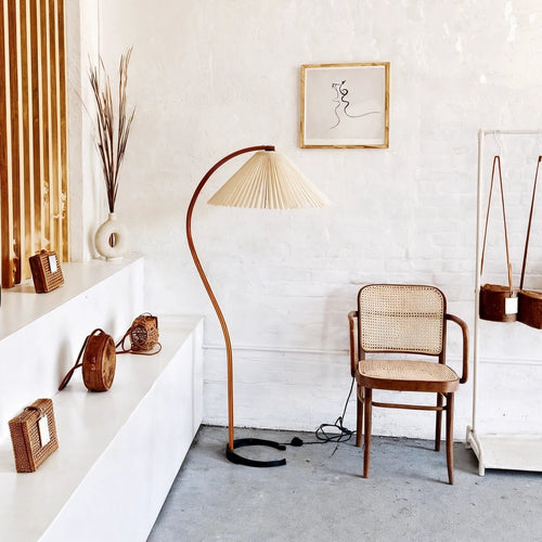 Deià Floor Lamp – Solid Wood Base with Tulip-Shaped Shade for Soft Light 1