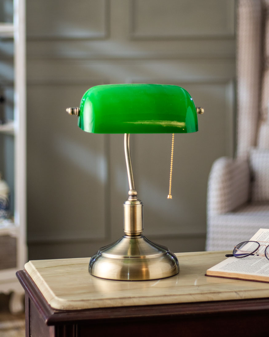 Pull chain detail on traditional emerald green banker desk lamp